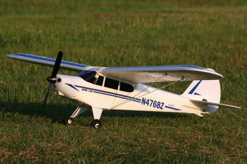 Hobbyzone Super Cub:  HobbyZone Super Cub RTF Kit: Ready-to-Fly and Easy to Use! 