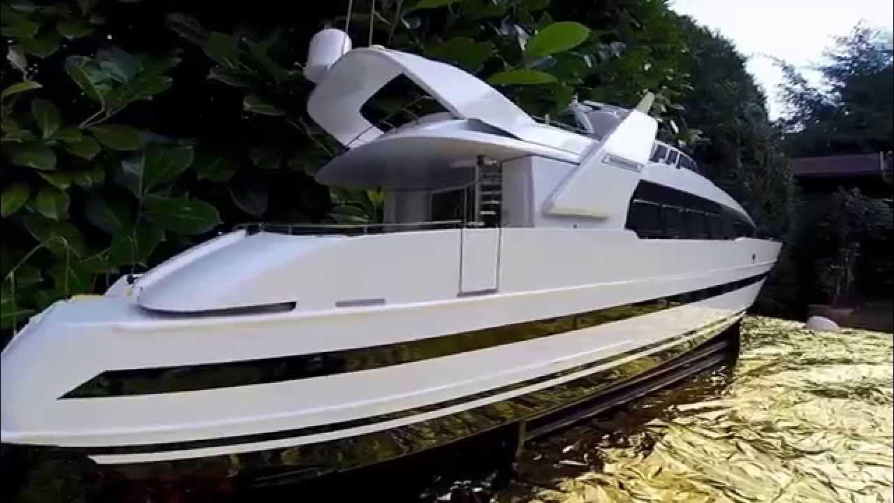 Rc Yacht Moonraker:  Agile and Responsive.